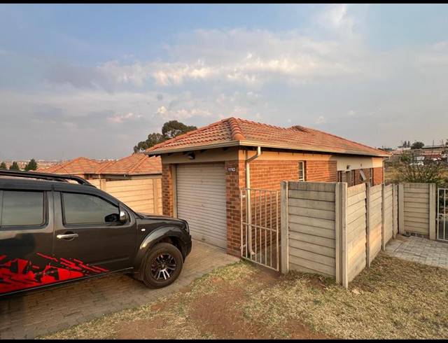 3 BEDROOM TOWNHOUSE FOR SALE IN THATCH HILL ESTATE